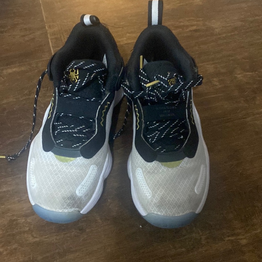 Basketball shoes